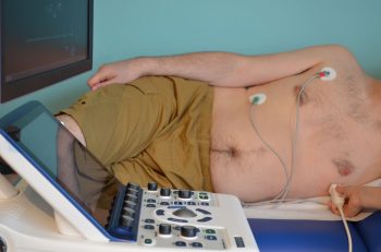 Homme couché sur un lit médical pour un examen echographique